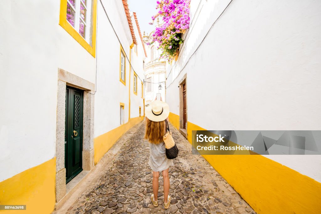 Mulher viajando em Évora, Portugal - Foto de stock de Alentejo royalty-free