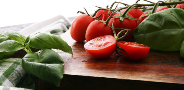 tomates cerises avec towl basilic et plat sur une planche à découper - towl photos et images de collection