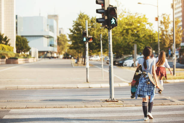 skatistas, atravessando a rua - walk signal - fotografias e filmes do acervo