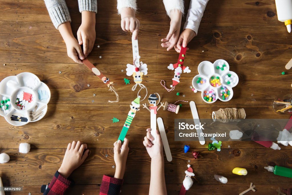 Petits enfants tenant le personnage de Noël décoré de bâtons de popsicle - Photo de Noël libre de droits