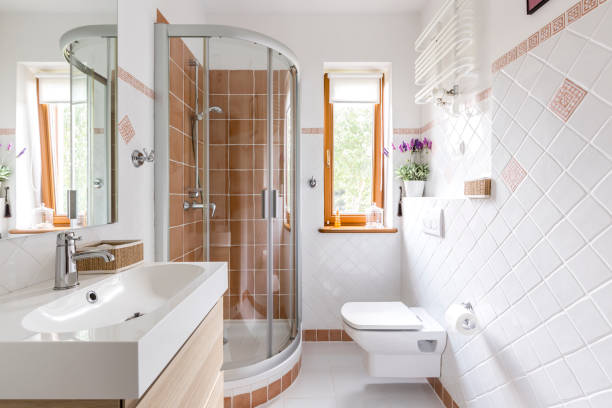 doccia in piccolo bagno bianco - blinds apartment living room contemporary foto e immagini stock