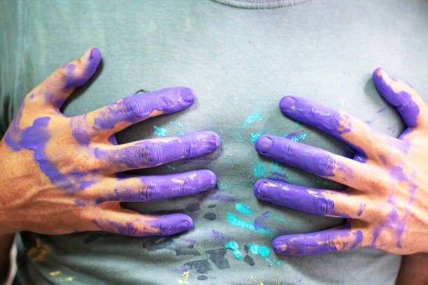 рука грязная с фиолетовой краской на серой рубашке - chocolate dipped flash стоковые фото и изображения