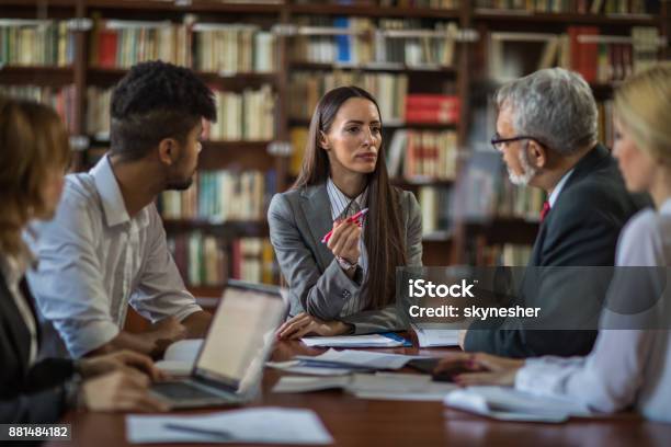 Imprenditrice Che Parla Con Il Suo Team Di Nuove Idee Imprenditoriali In Un Incontro - Fotografie stock e altre immagini di Abbigliamento da lavoro formale