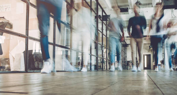 multiraciales créatifs jeunes au bureau moderne. - blurred motion motion group of people crowded photos et images de collection