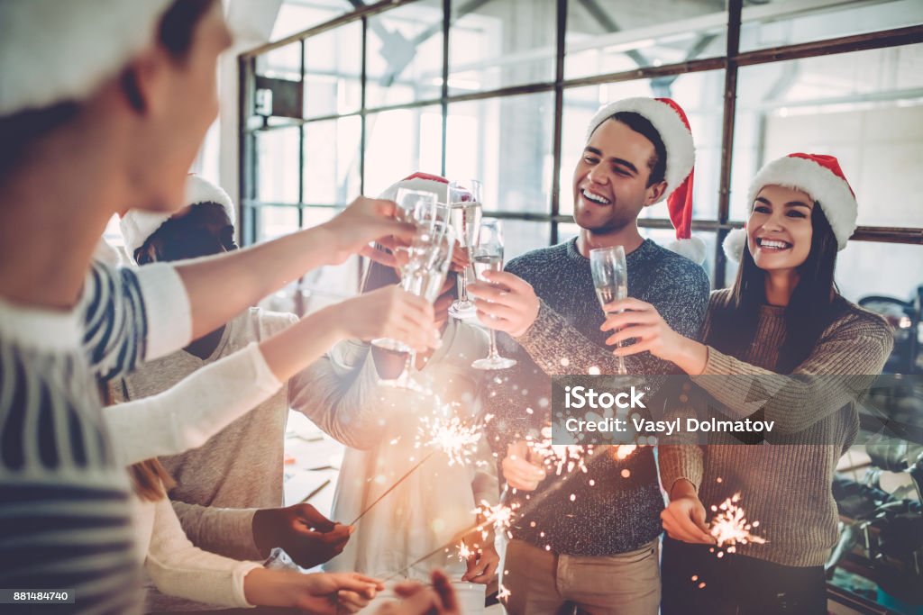 Feiern Weihnachten im Büro. - Lizenzfrei Weihnachten Stock-Foto