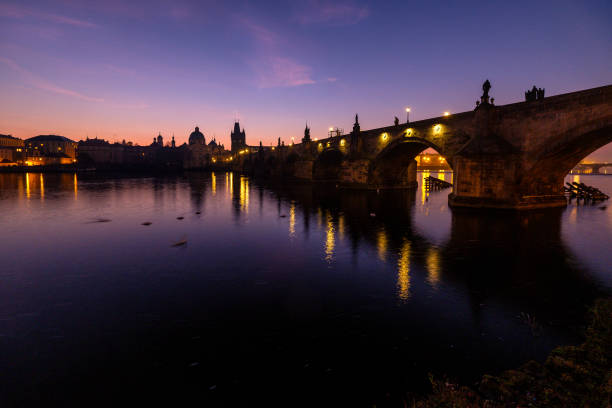 vista panorâmica da famosa ponte carlos, praga, república checa. - fog old stone bridge - fotografias e filmes do acervo