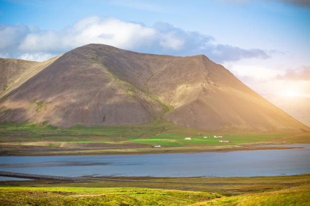 istock Western Icelandic sea coastline 881493916