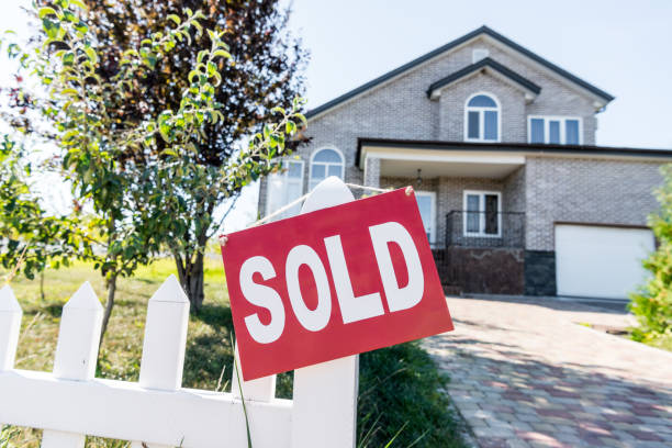 istock house with sign sold 881494628