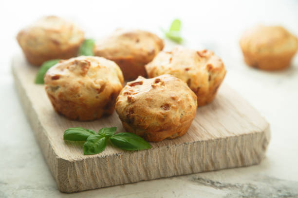 savory muffins - muffin cheese bakery breakfast imagens e fotografias de stock