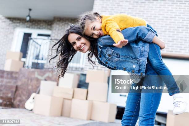 Madre De Hija El Montar A Caballo Foto de stock y más banco de imágenes de Mudanza - Mudanza, Madre soltera, Reubicación