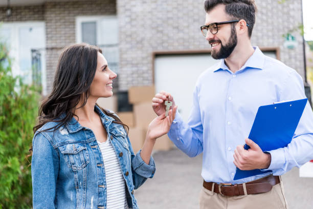 istock Real Estate Agent and client making deal 881515064