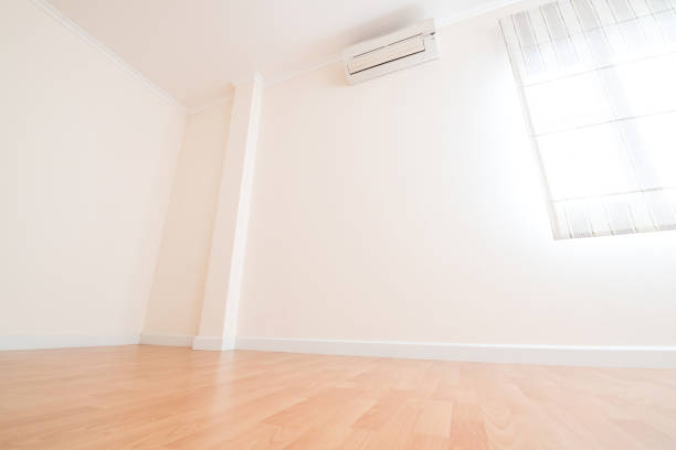 istock Interior of empty room and air conditioner with parquet floor. 881529544