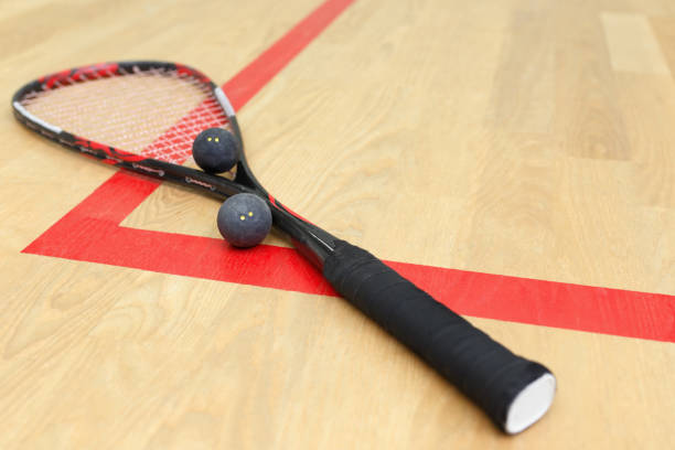 squash-ausrüstung auf dem platz - racketball racket ball court stock-fotos und bilder