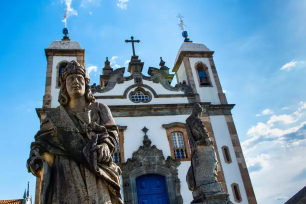 The baroque sanctuary of Bom Jesus do Matosinhos houses much of the artistic production of Aleijadinho, like the 12 prophets in soapstone and the six steps of the Passion of Christ