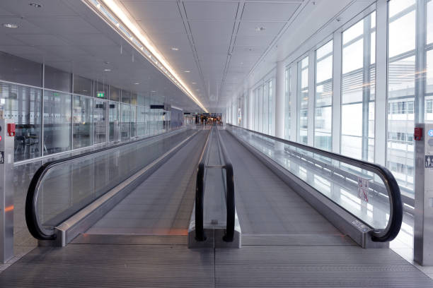 długie poziome schody ruchome w terminalu międzynarodowego lotniska - heathrow airport london england airport station zdjęcia i obrazy z banku zdjęć