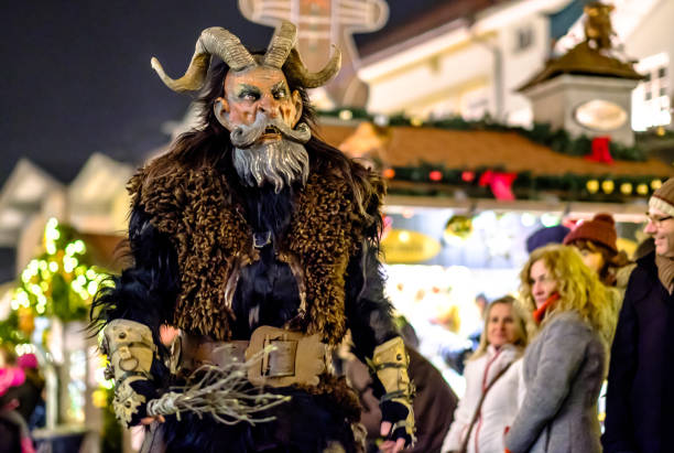 krampuslauf à bad toelz - bavière - bad tölz wolfratshausen photos et images de collection