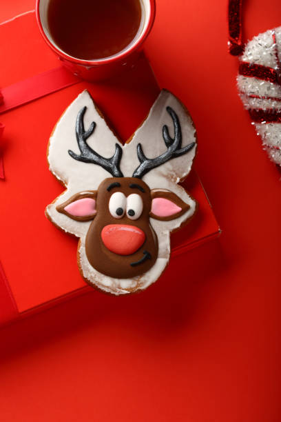 holiday red christmas box and deer cookie - 16191 imagens e fotografias de stock