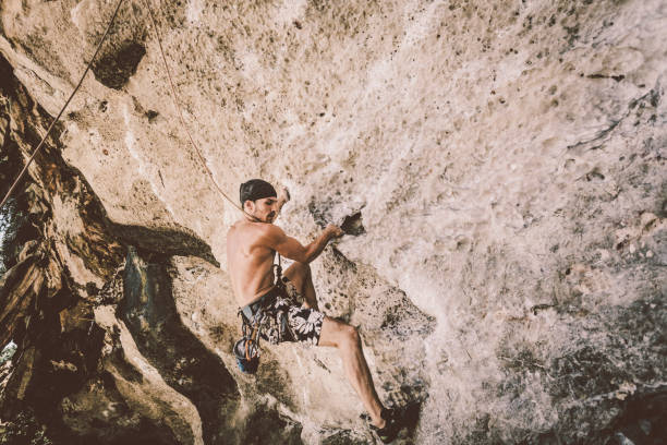 escalada bouldering em praia de railay, tailândia - railay - fotografias e filmes do acervo