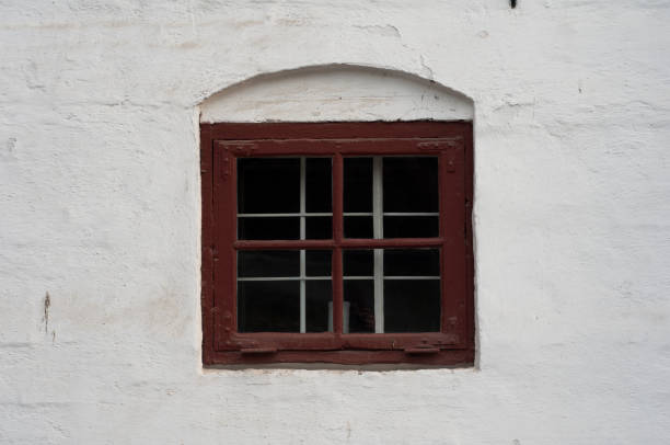 parete con vecchia finestra - mullion windows foto e immagini stock