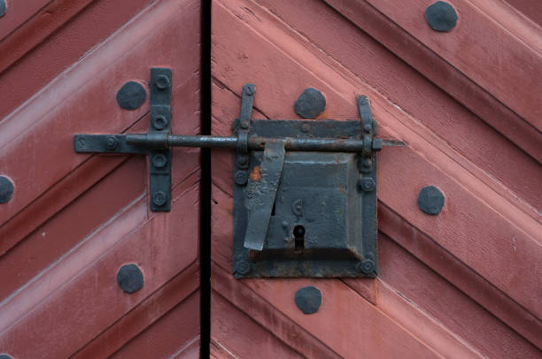 istock Locked Old door entrance lock chain 881556424