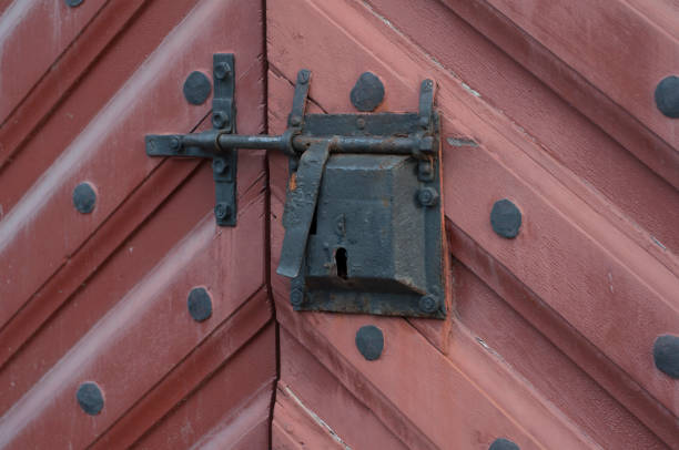 istock Locked Old door entrance lock chain 881556452