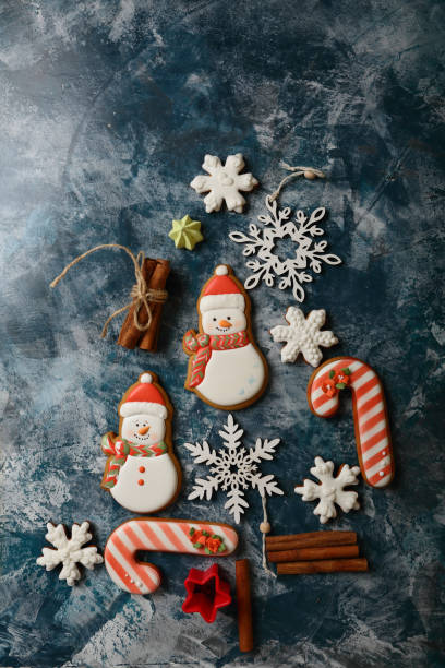 istock Holiday christmas tree background with cookies 881561936