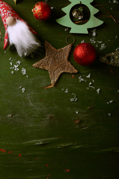 weihnachts-dekorationen auf altem holz - 16204 stock-fotos und bilder