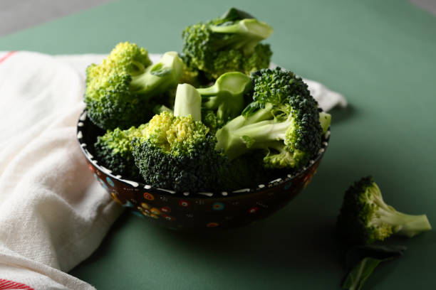 rohe organische und frischer brokkoli in schüssel essen nahaufnahme - 16243 stock-fotos und bilder