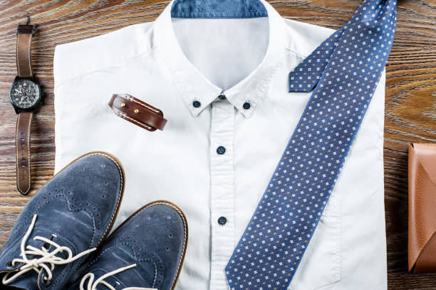 abito classico uomo piatto posa con camicia formale, cravatta, scarpe e accessori. - mens clothes foto e immagini stock
