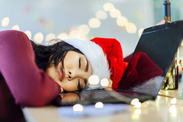 pijana kobieta śpiąca po imprezie na boże narodzenie - hangover alcohol headache student zdjęcia i obrazy z banku zdjęć