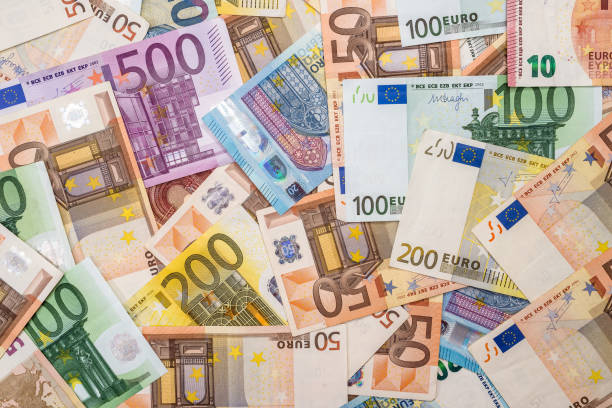 stos banknotów euro jako tło - european union euro note obrazy zdjęcia i obrazy z banku zdjęć