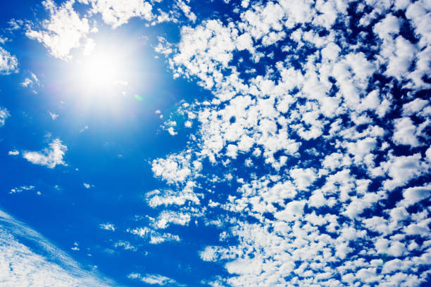 巻積雲の雲を照らす太陽 - cirrocumulus ストックフォトと画像