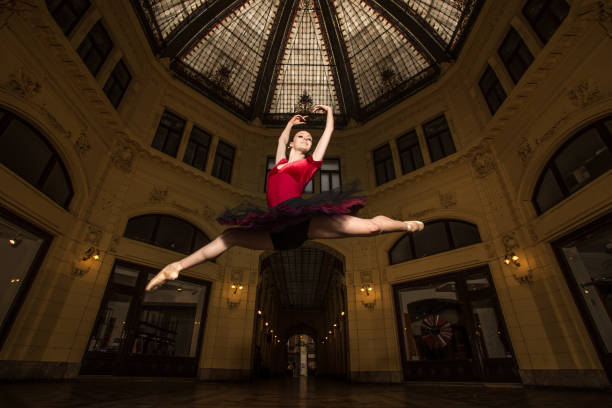 ballerina performer in the city - leg split imagens e fotografias de stock
