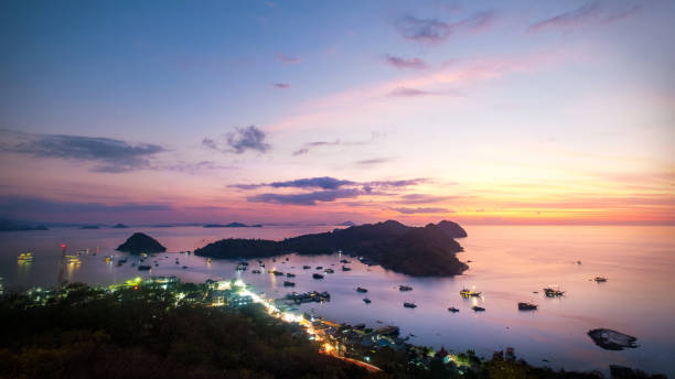 panorama dramatischen sonnenuntergang himmel in labuan bajo. - labuanbajo stock-fotos und bilder