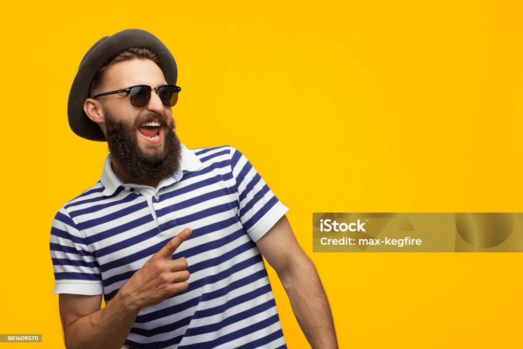 Stilvolle Hipster Mann zeigte entfernt - Lizenzfrei Männer Stock-Foto