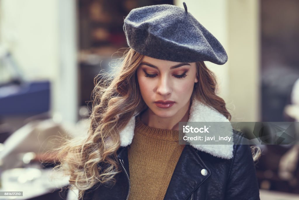 Hermosa mujer rubia rusa fondo urbano - Foto de stock de Boina libre de derechos