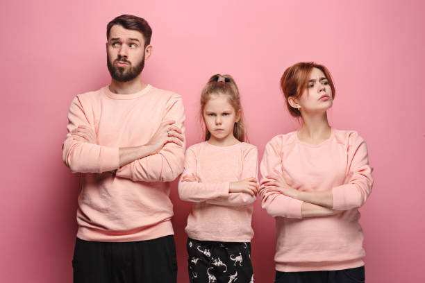 istock The sad family on pink 881626054
