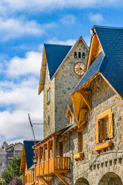 edificio del centro civico san carlos de bariloche - bariloche foto e immagini stock