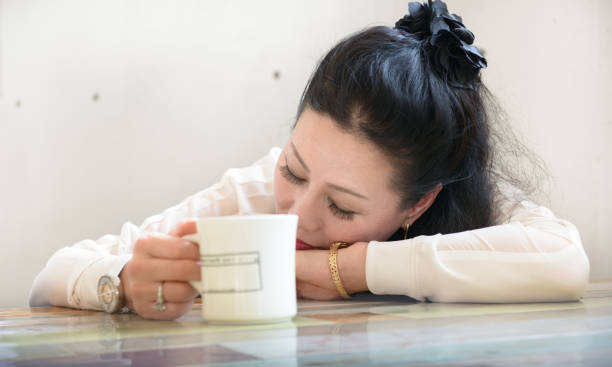 istock Older Japanese woman in cafe, sleeping 881670808