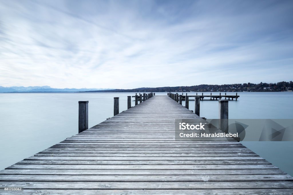 Jetée au lac Starnberger voir en Bavière, Allemagne - Photo de Ponton libre de droits