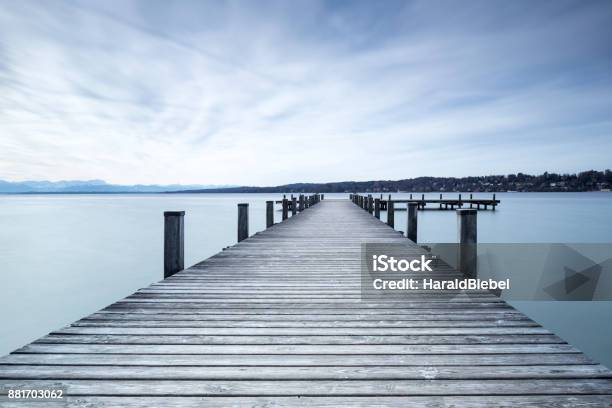 Photo libre de droit de Jetée Au Lac Starnberger Voir En Bavière Allemagne banque d'images et plus d'images libres de droit de Ponton