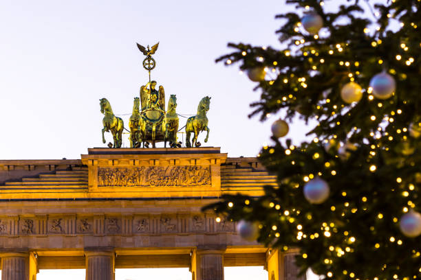 istock Brandenburger Gate at Christmas Time 881712774