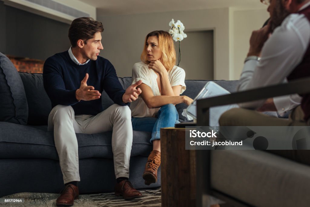 Paar Streit während der Therapiesitzung mit Psychologe - Lizenzfrei Paar - Partnerschaft Stock-Foto