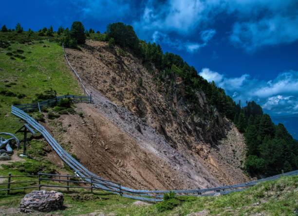 dolomiti mountains - footpath european alps fence woods zdjęcia i obrazy z banku zdjęć