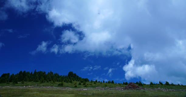 ドロミテ山脈 - clear sky contrasts cloud high contrast ストックフォトと画像