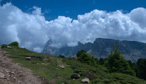 dolomiti mountains - clear sky contrasts cloud high contrast imagens e fotografias de stock