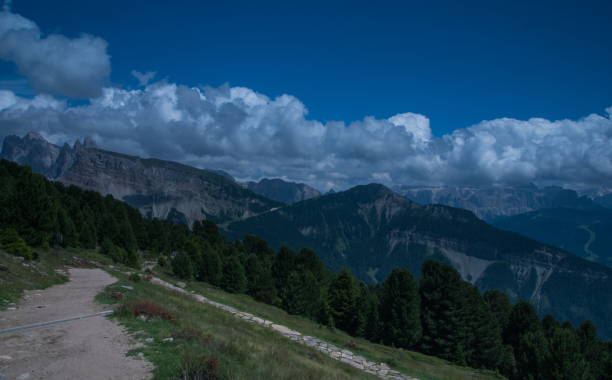 dolomiti mountains - clear sky contrasts cloud high contrast imagens e fotografias de stock