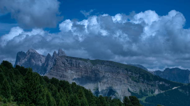 돌로미티 산맥 - clear sky contrasts cloud high contrast 뉴스 사진 이미지