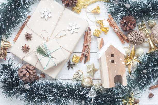 Table top view aerial image of ornaments & decorations Merry Christmas & Happy New year background concept.Many Different item with snowflakes on modern rustic white wooden at home office desk studio. imagen aérea de la vista superior mesa de ornamentos y decoraciones de concepto de fondo de feliz navidad y feliz nuevo año. muchos o diferente con copos de nieve en blanco rústico moderno madera en estudio de escritorio de oficina en casa.