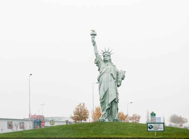 copia de la estatua de la libertad hecha por auguste bartholdi - new york city skyline new york state freedom fotografías e imágenes de stock